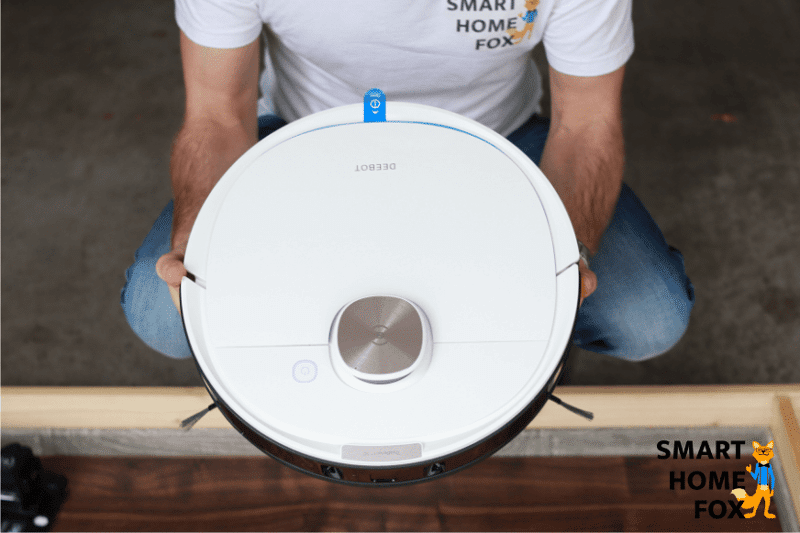 Deebot OZMO T8 держится в руках.